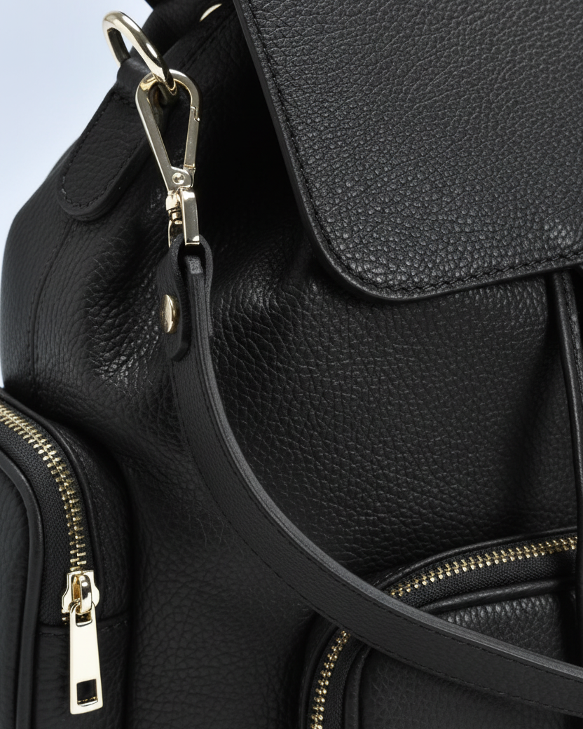 Dettaglio zaino nero