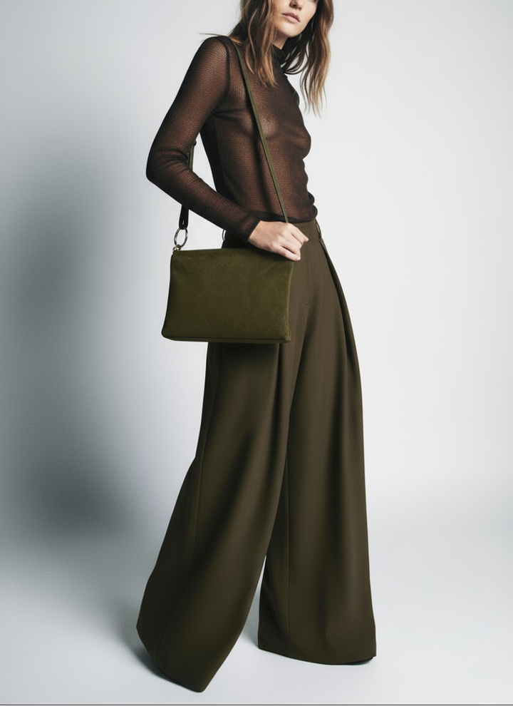 Modella con borsa a tracolla - angolazione laterale