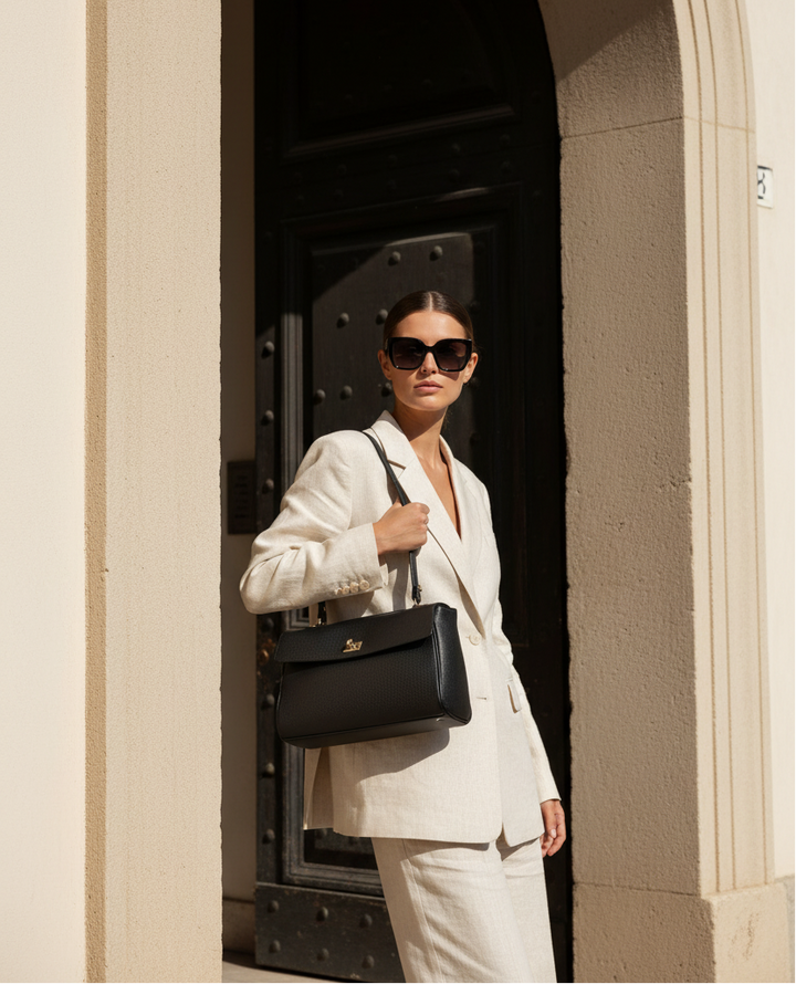 Modella con borsa all'esterno