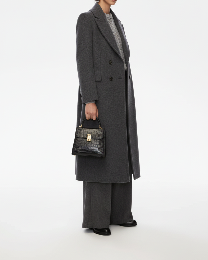 Modella con borsa - angolazione laterale