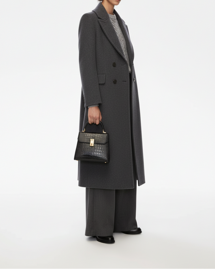 Modella con borsa - angolazione laterale