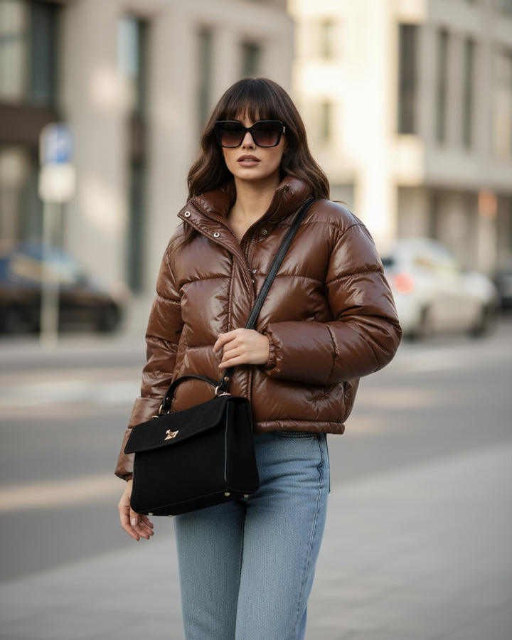 Modella con borsa - vista frontale