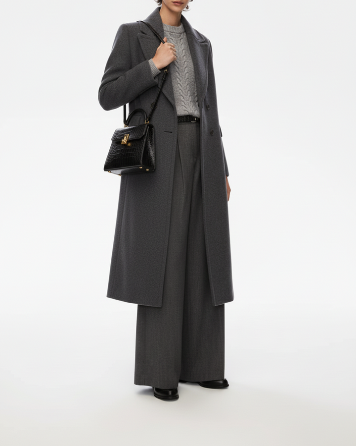 Modella con braccio alzato e borsa a tracolla