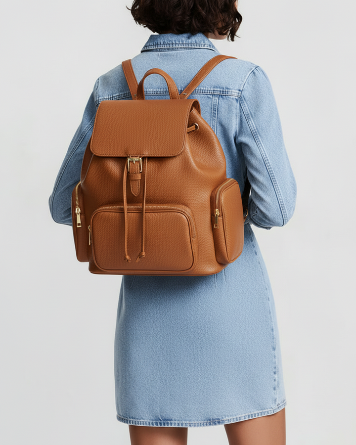 Modella con zaino Mimi cuoio vista da dietro